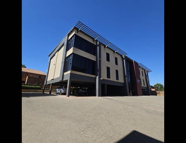1,371M² BUILDING TO LET IN DIE HOEWES